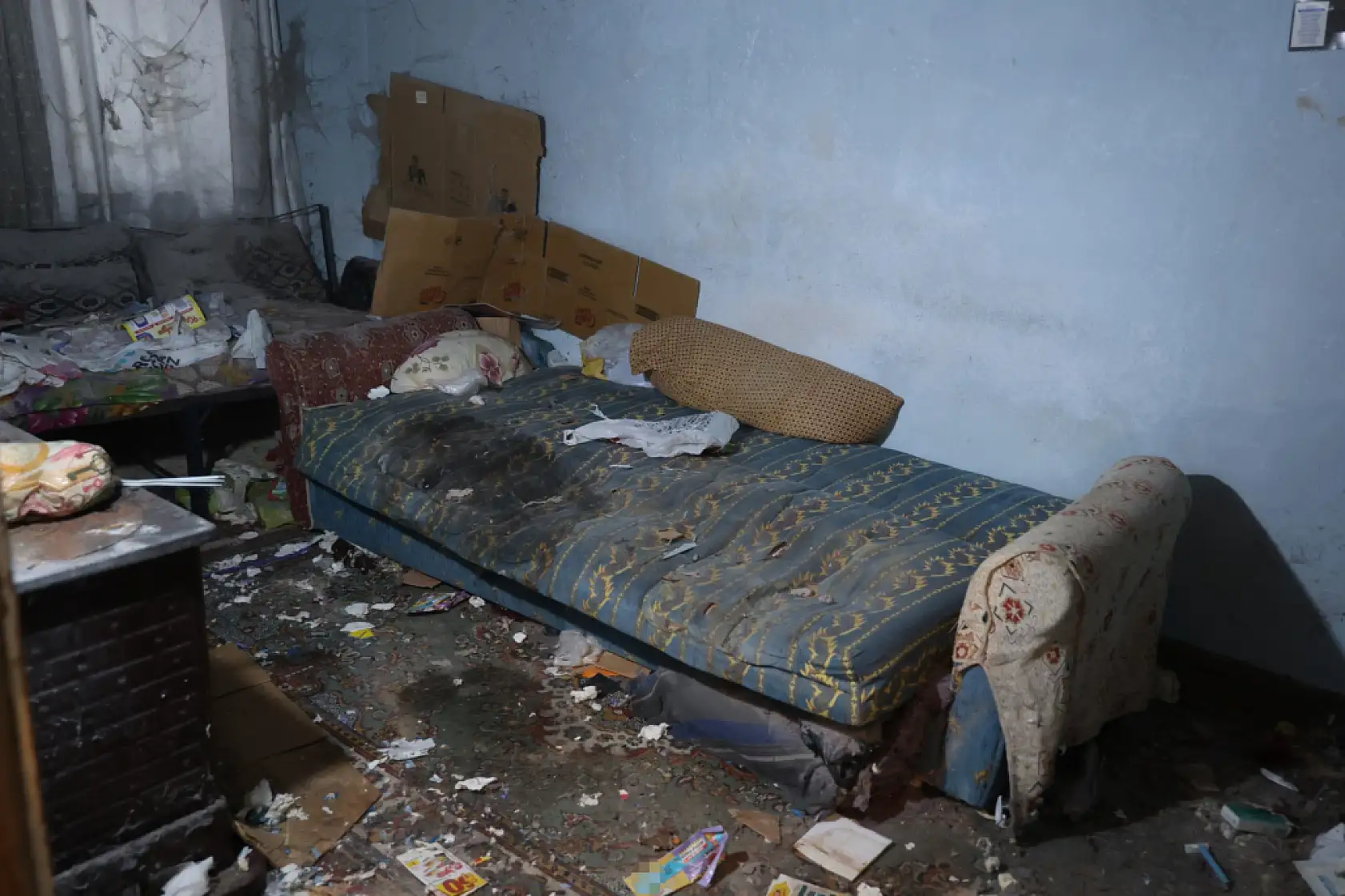 Annesinin cesediyle 1 ay yaşadı