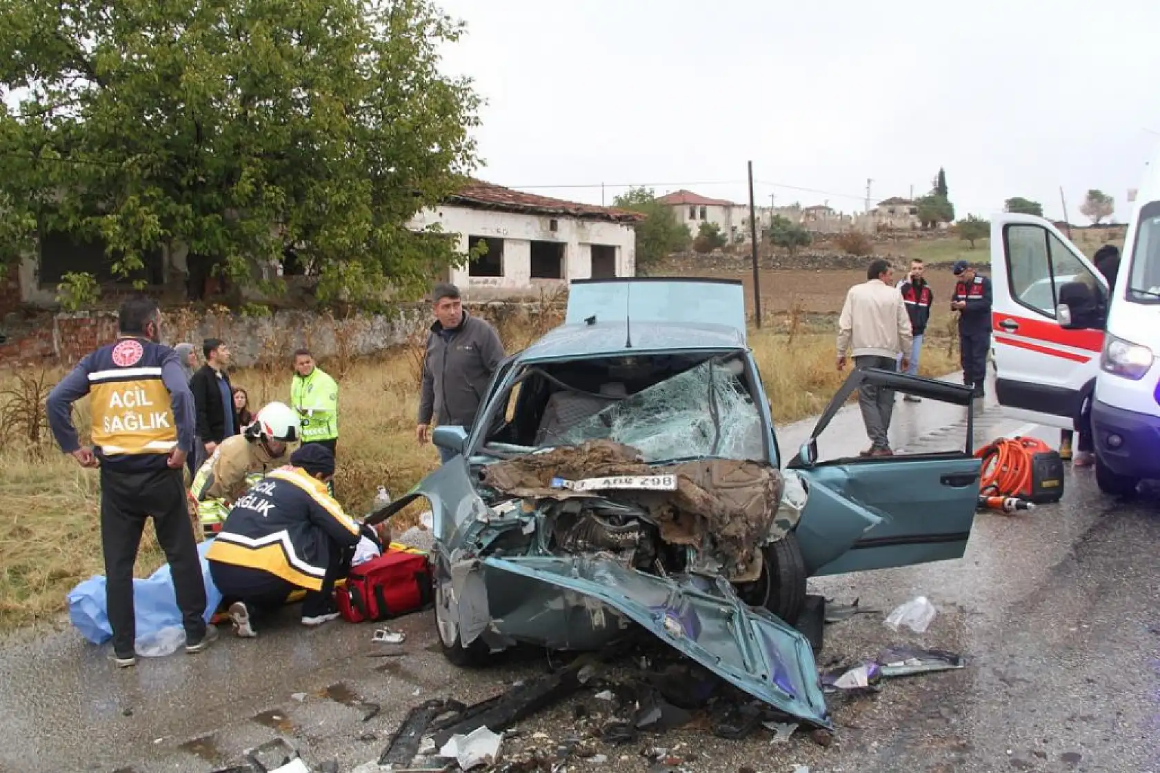 Yağmurlu Havada Feci Son: Otomobil Kamyonete Çarptı 1 bebek öldü, 5 kişi yaralandı