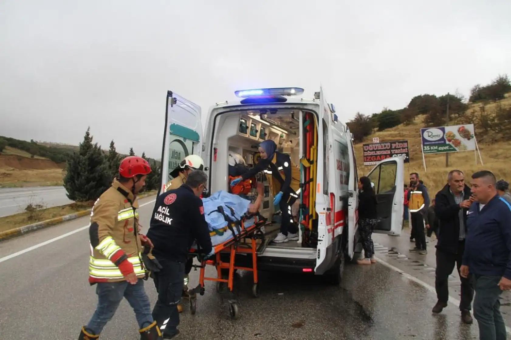 Yağmurlu Havada Feci Son: Otomobil Kamyonete Çarptı 1 bebek öldü, 5 kişi yaralandı