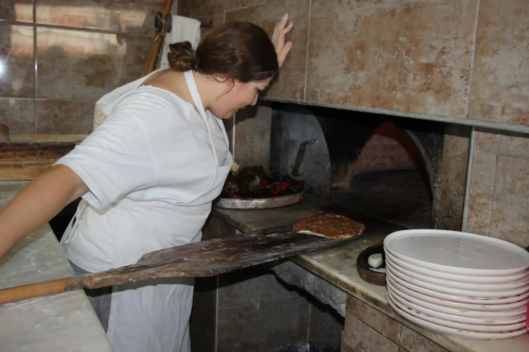 Fırının ateşiyle hayalini yoğuruyor