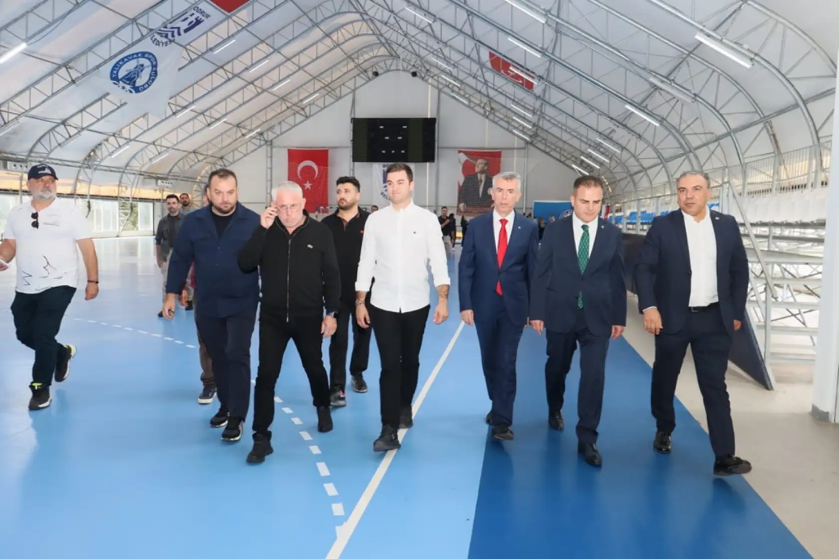 Vali Akbıyık'tan Yalıkavakspor'a moral ziyareti