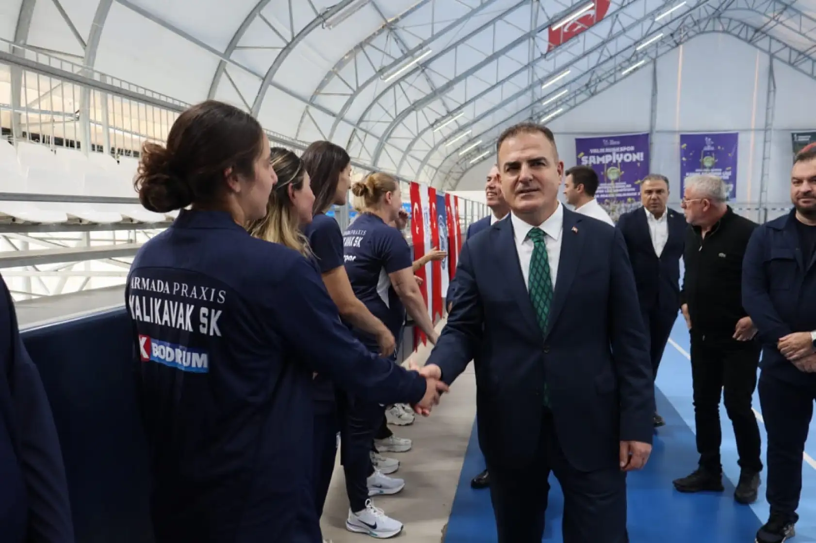 Vali Akbıyık'tan Yalıkavakspor'a moral ziyareti