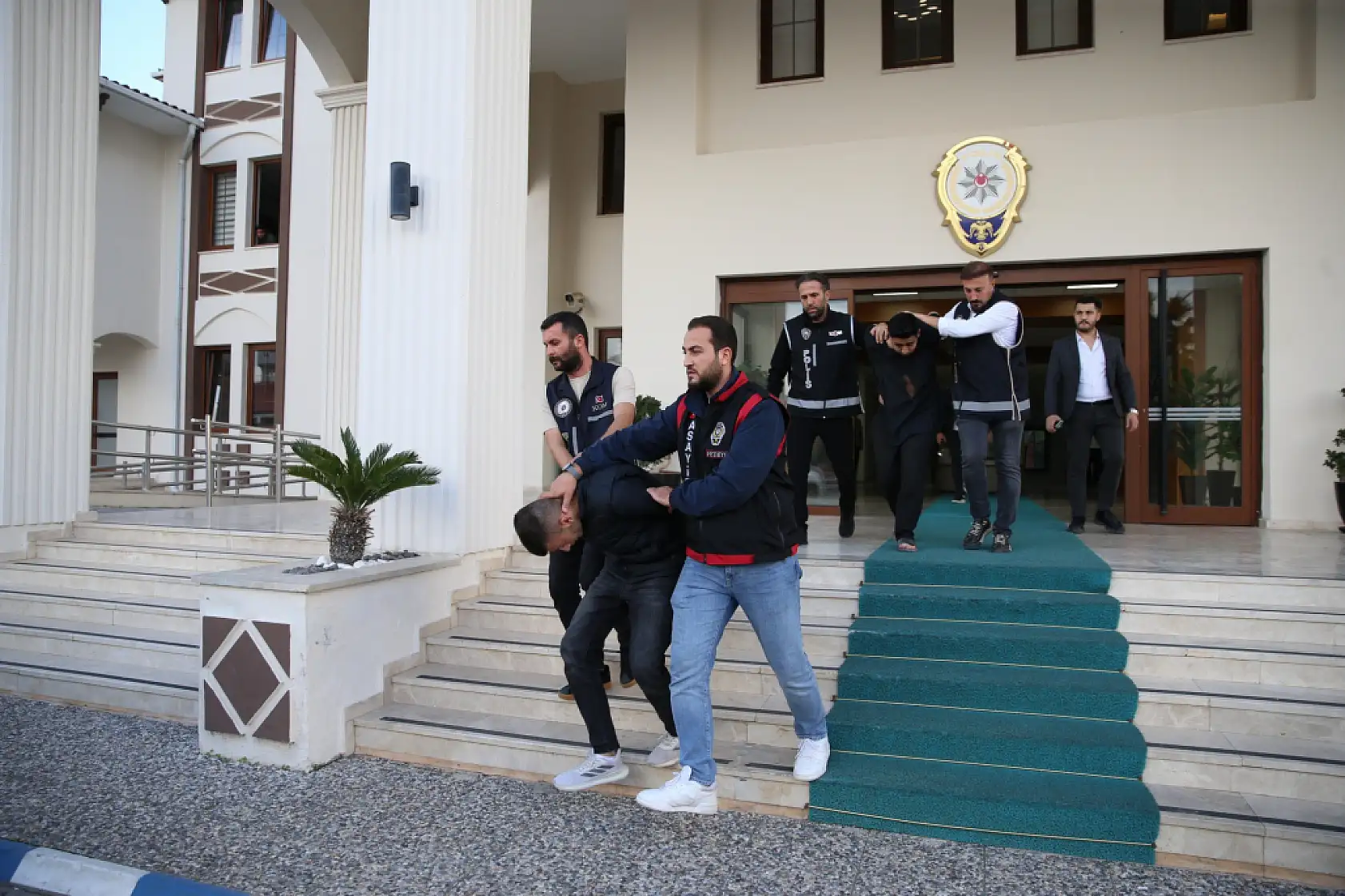 Fethiye'de polise ateş açan şüpheliler adliyeye sevk edildi