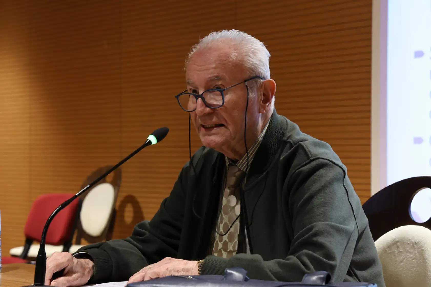 Prof. Dr. Tosun 'Dil öğrenirken konuşun, film izleyin'