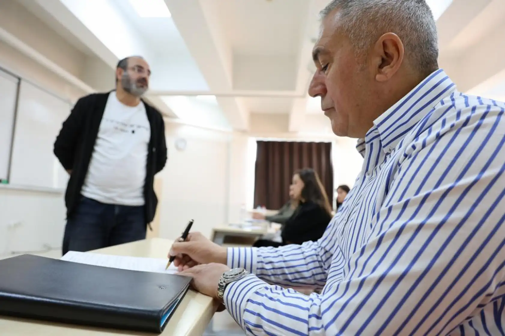 58 yaşındaki dede, 18 yaşındaki torunuyla aynı üniversitede okuyor