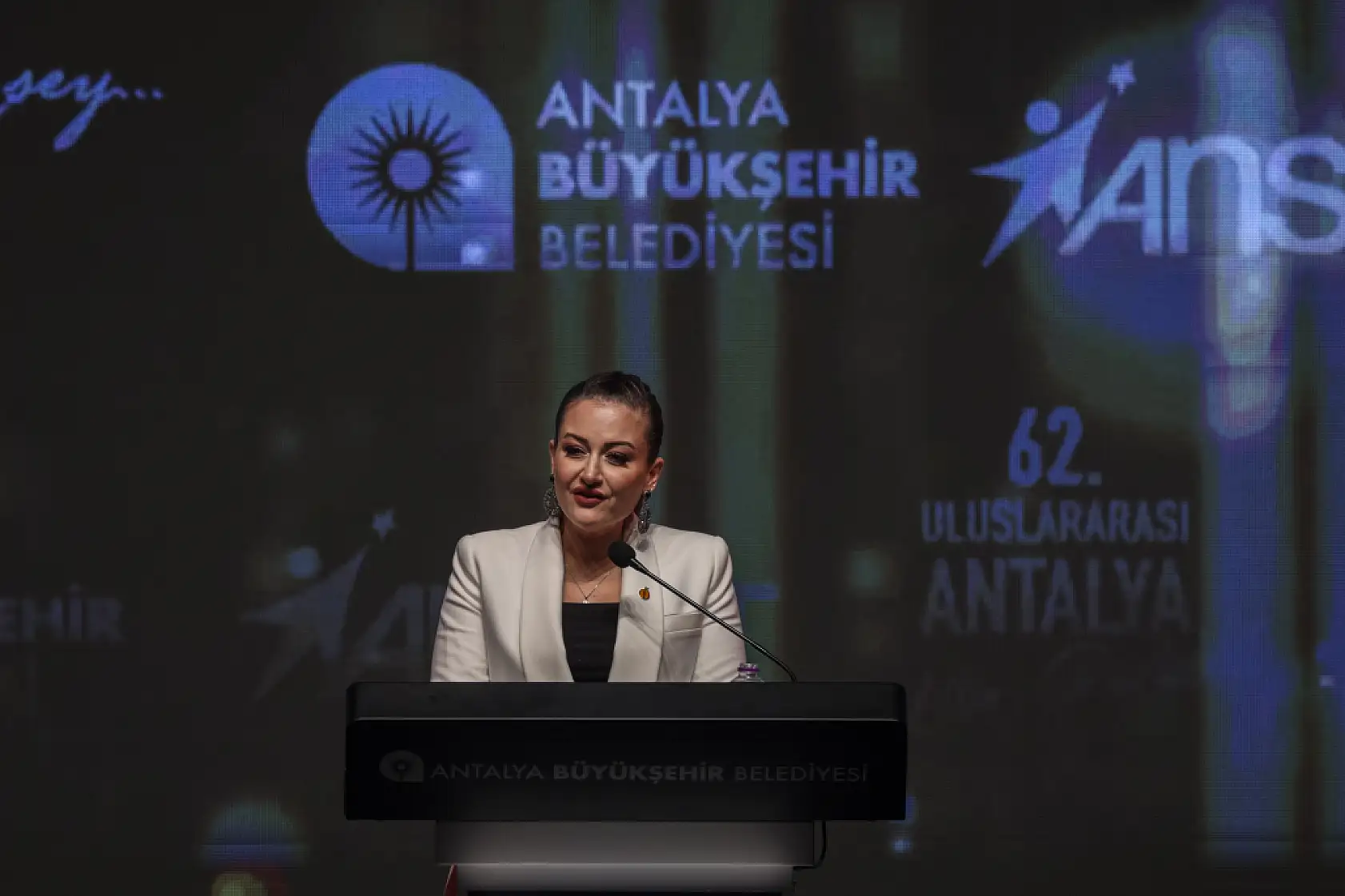 Altın Portakal'da 'Onur, Emek, Başarı' ödülleri sahiplerini buldu
