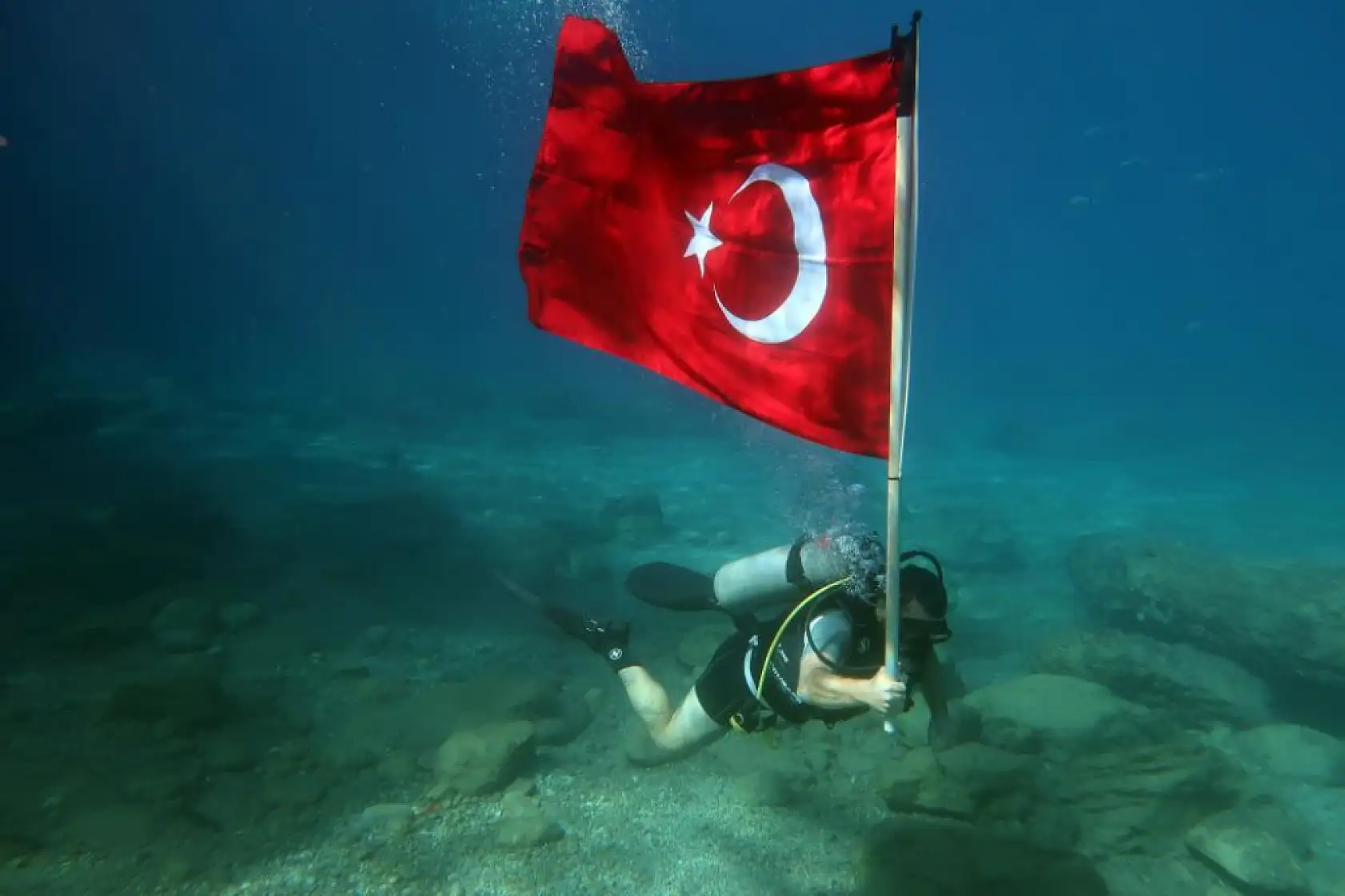 Fethiye'de 29 Ekim, su altında coşkuyla kutlandı