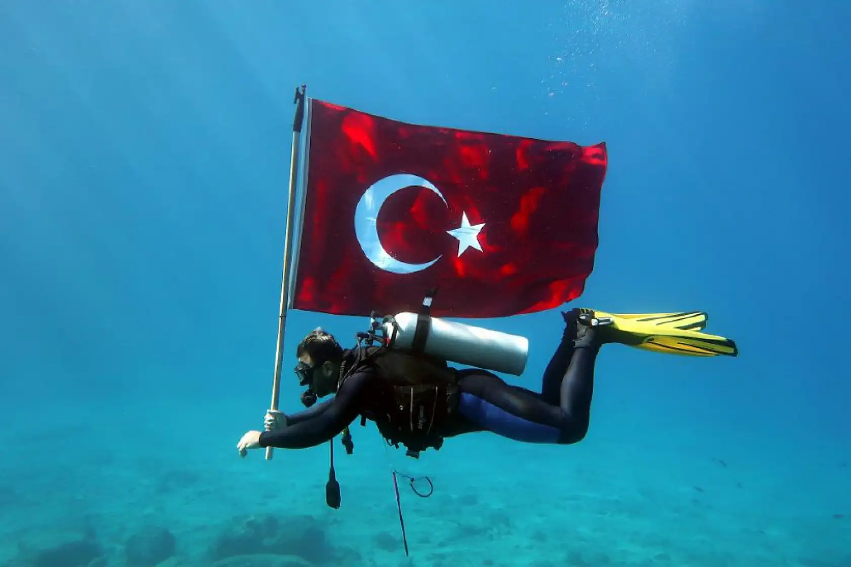 Fethiye'de 29 Ekim, su altında coşkuyla kutlandı