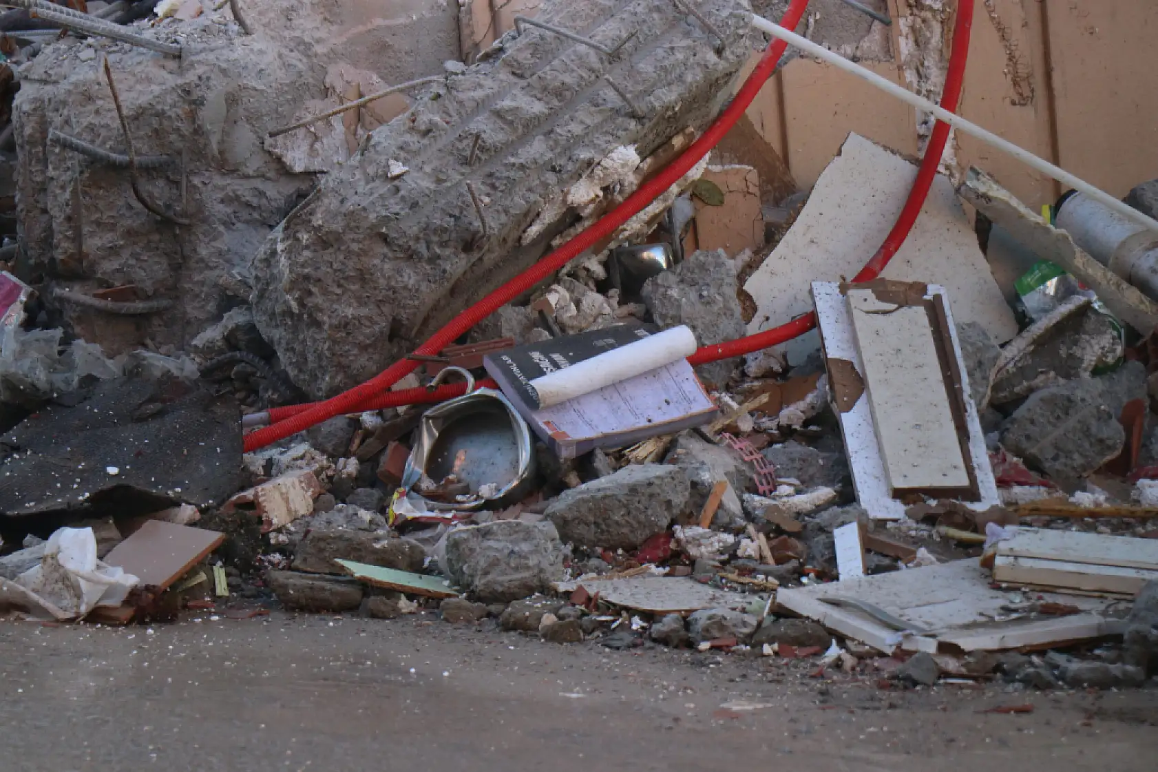 Gebze'de 4 kişiye mezar olan binada çalışmalar sabahın ilk ışıklarıyla başladı