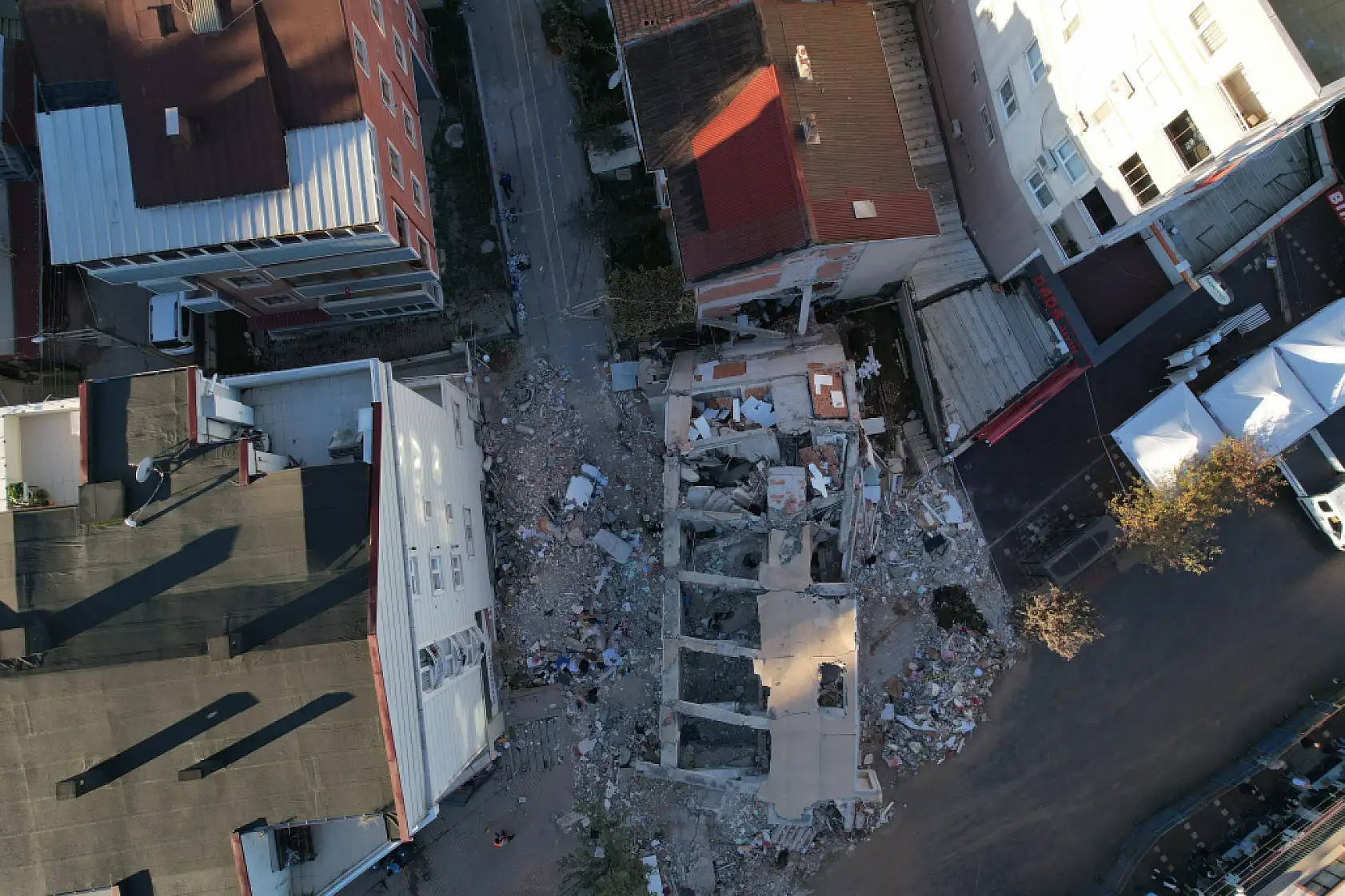 Gebze'de 4 kişiye mezar olan binada çalışmalar sabahın ilk ışıklarıyla başladı
