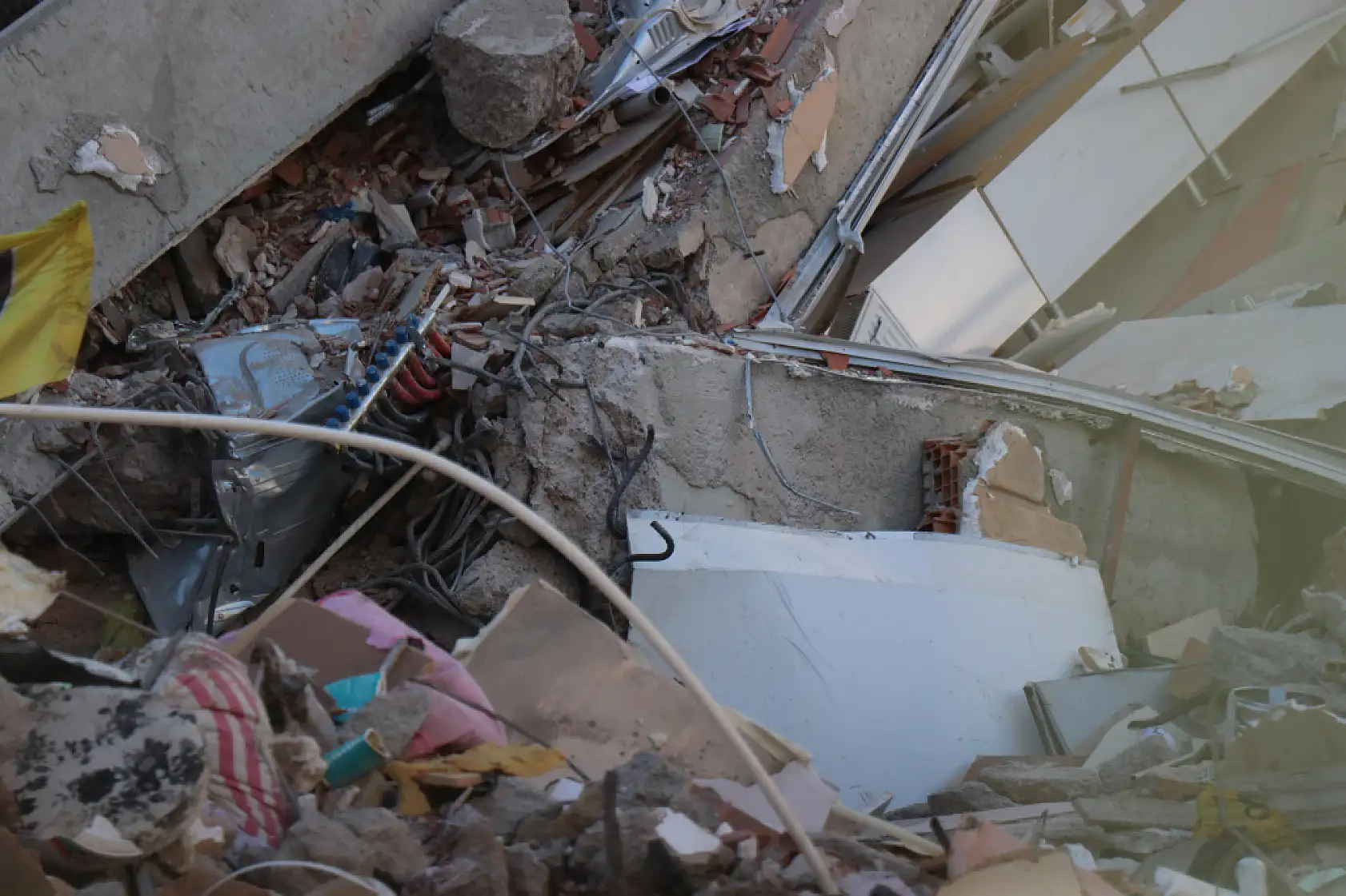 Gebze'de 4 kişiye mezar olan binada çalışmalar sabahın ilk ışıklarıyla başladı