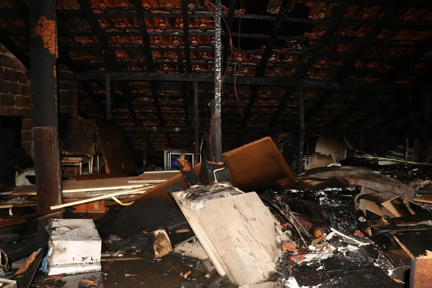 1,5 yaşındaki çocuğun boğazını falçata ile kesip yangın çıkaran sanığa 21 yıl hapis cezası verildi