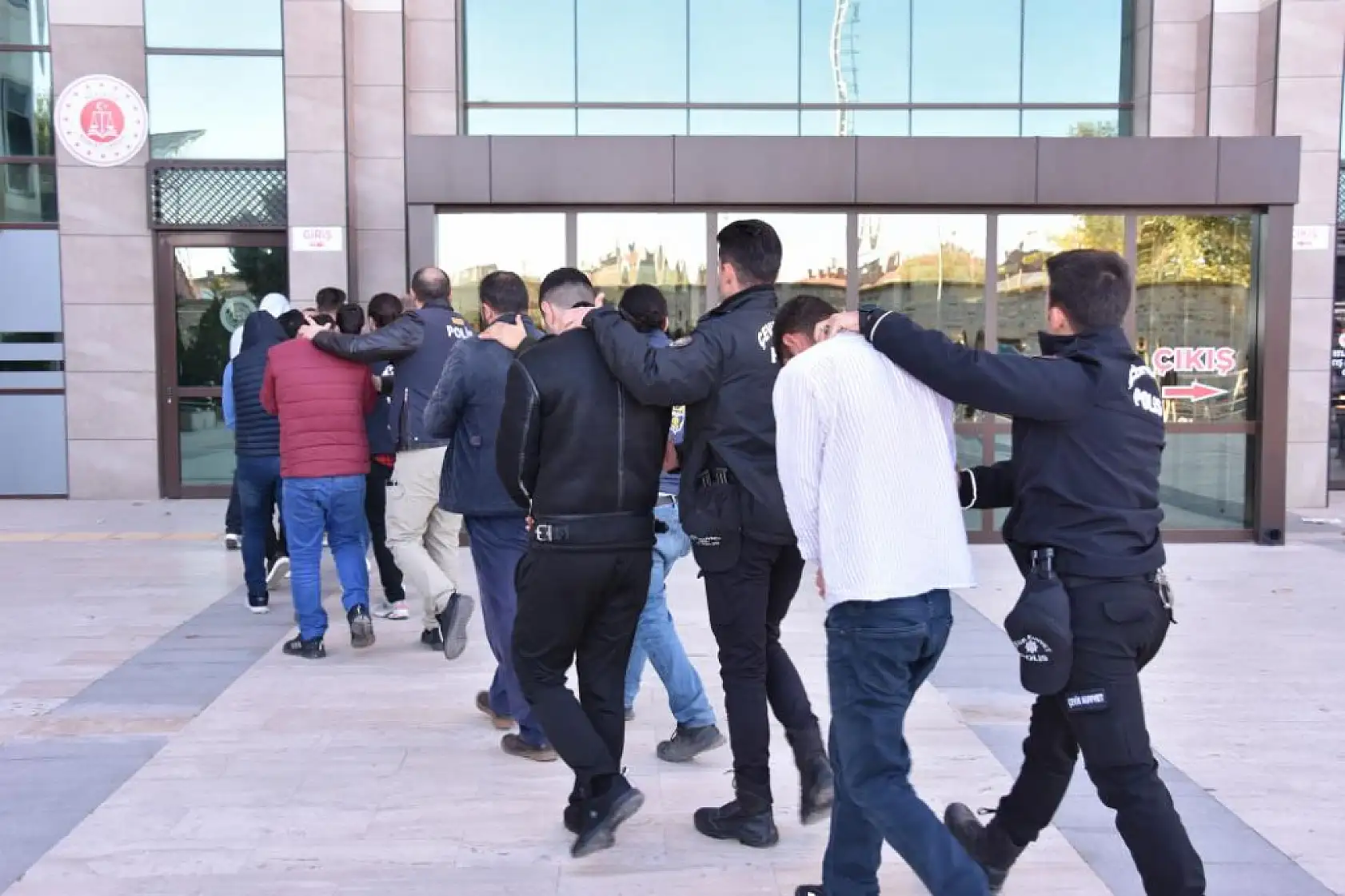 Öğretmen olacaktı, çete lideri oldu