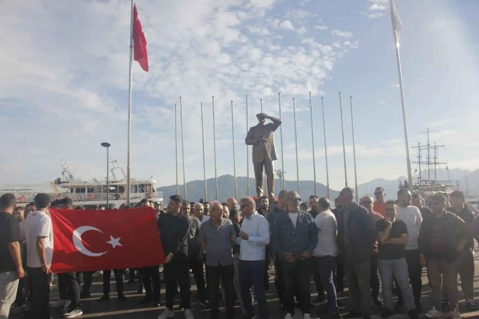 Marmaris kapalı çarşı esnafı, kapalı çarşının üstünün açılmaması için eylem yaptı