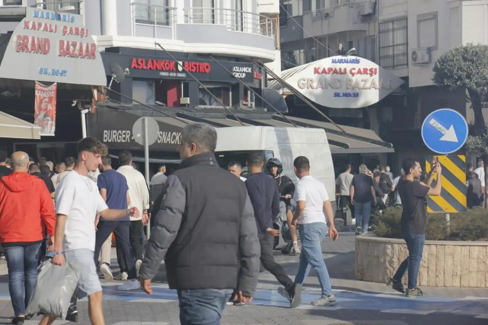 Marmaris kapalı çarşı esnafı, kapalı çarşının üstünün açılmaması için eylem yaptı