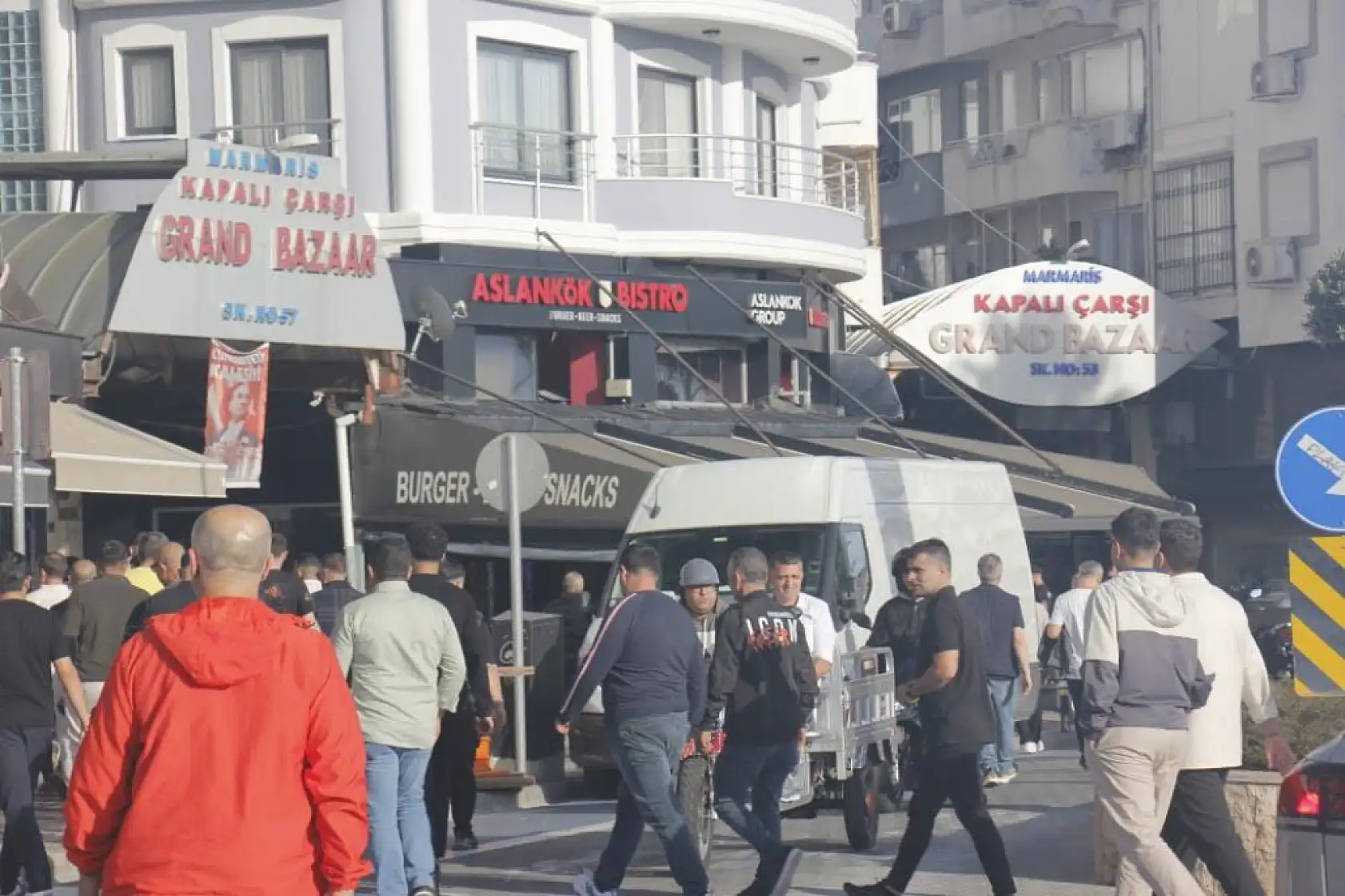 Marmaris kapalı çarşı esnafı, kapalı çarşının üstünün açılmaması için eylem yaptı