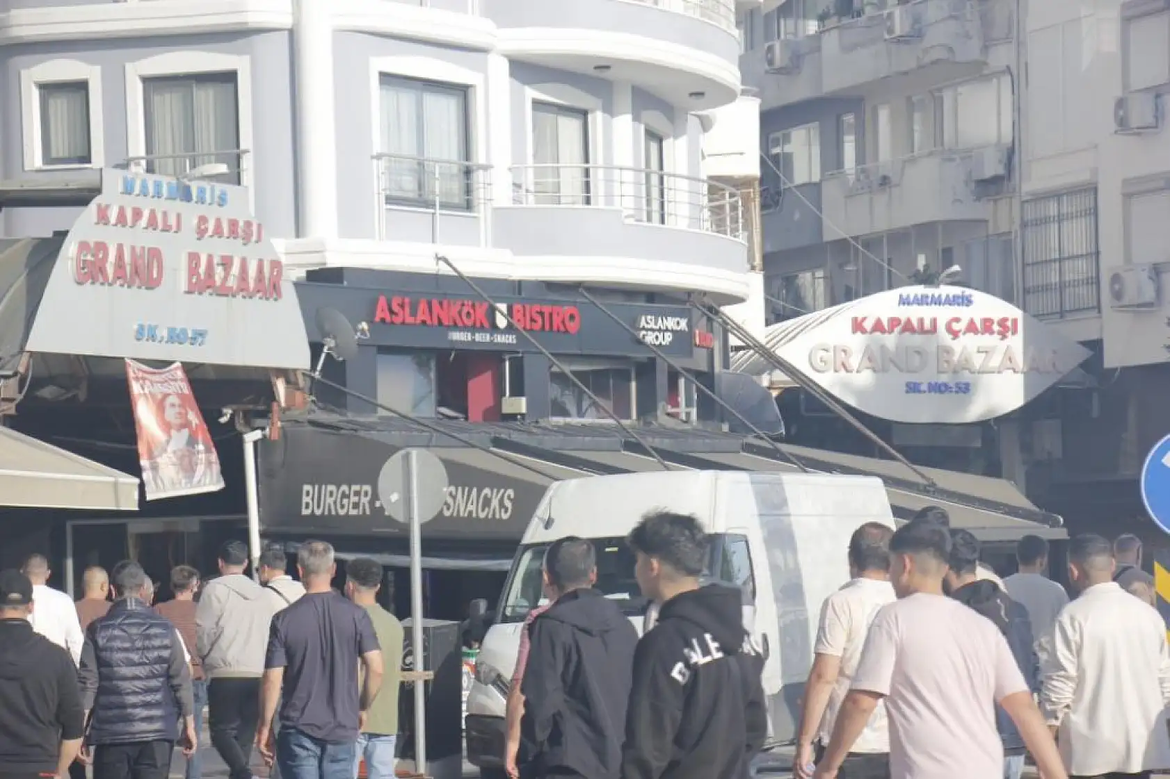 Marmaris kapalı çarşı esnafı, kapalı çarşının üstünün açılmaması için eylem yaptı