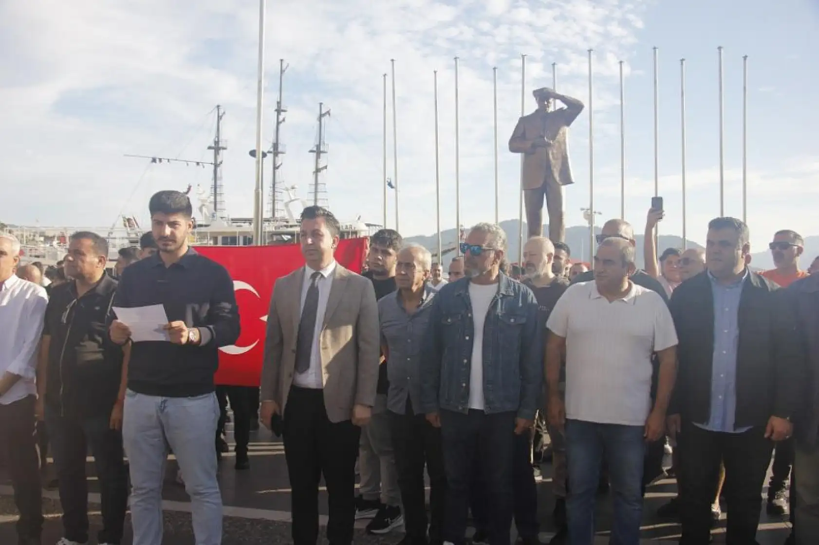 Marmaris kapalı çarşı esnafı, kapalı çarşının üstünün açılmaması için eylem yaptı