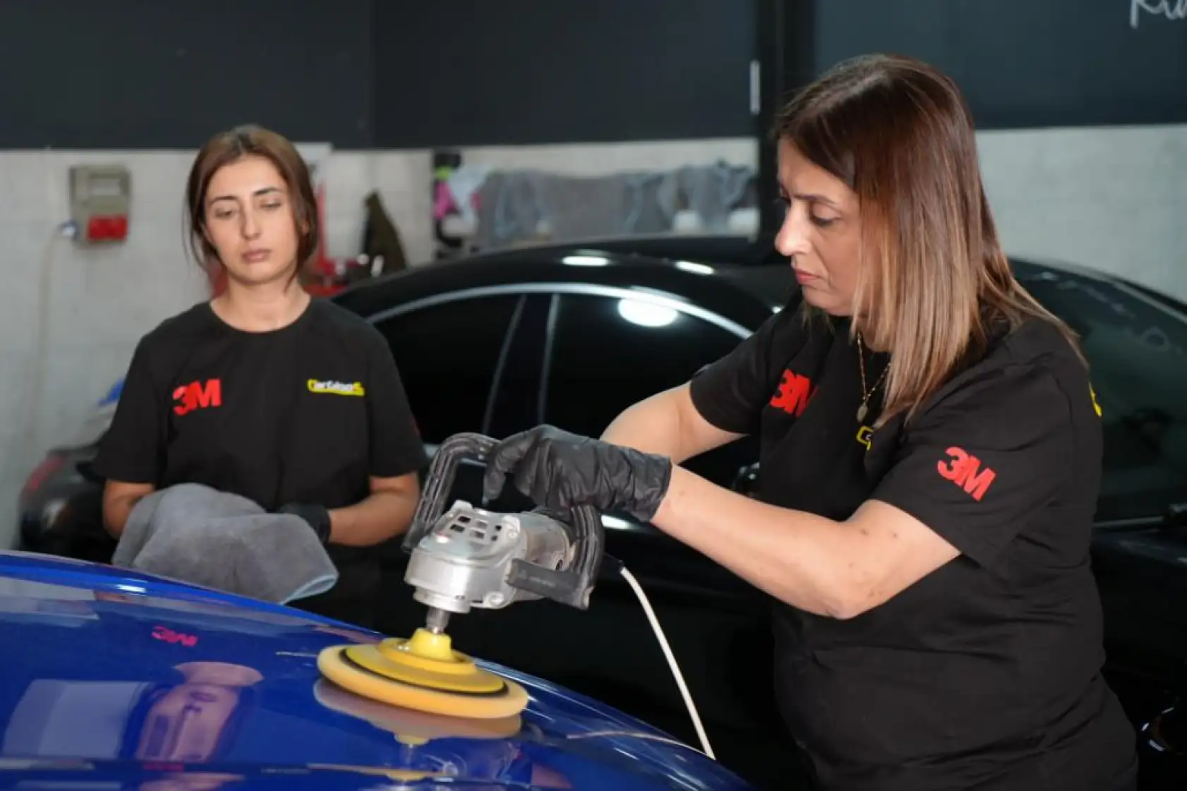 Üç çocuk annesi kadın usta oto boyada başarı hikayesi yazıyor