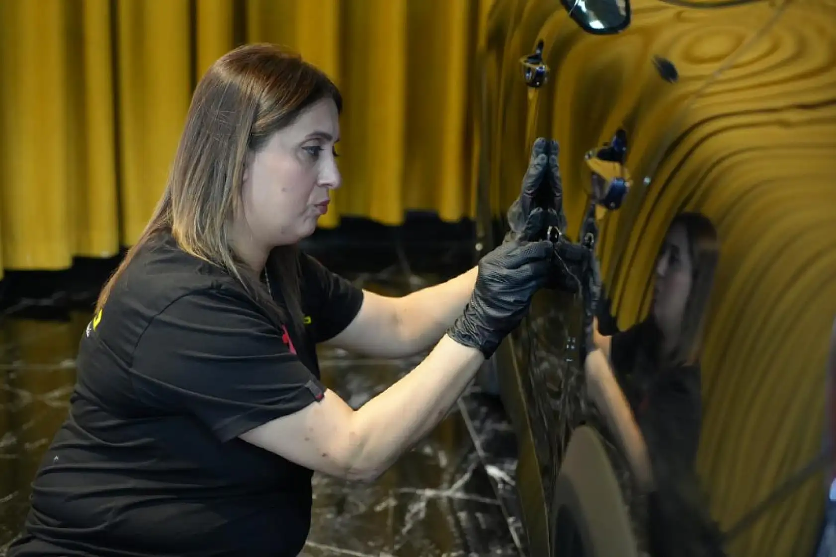 Üç çocuk annesi kadın usta oto boyada başarı hikayesi yazıyor