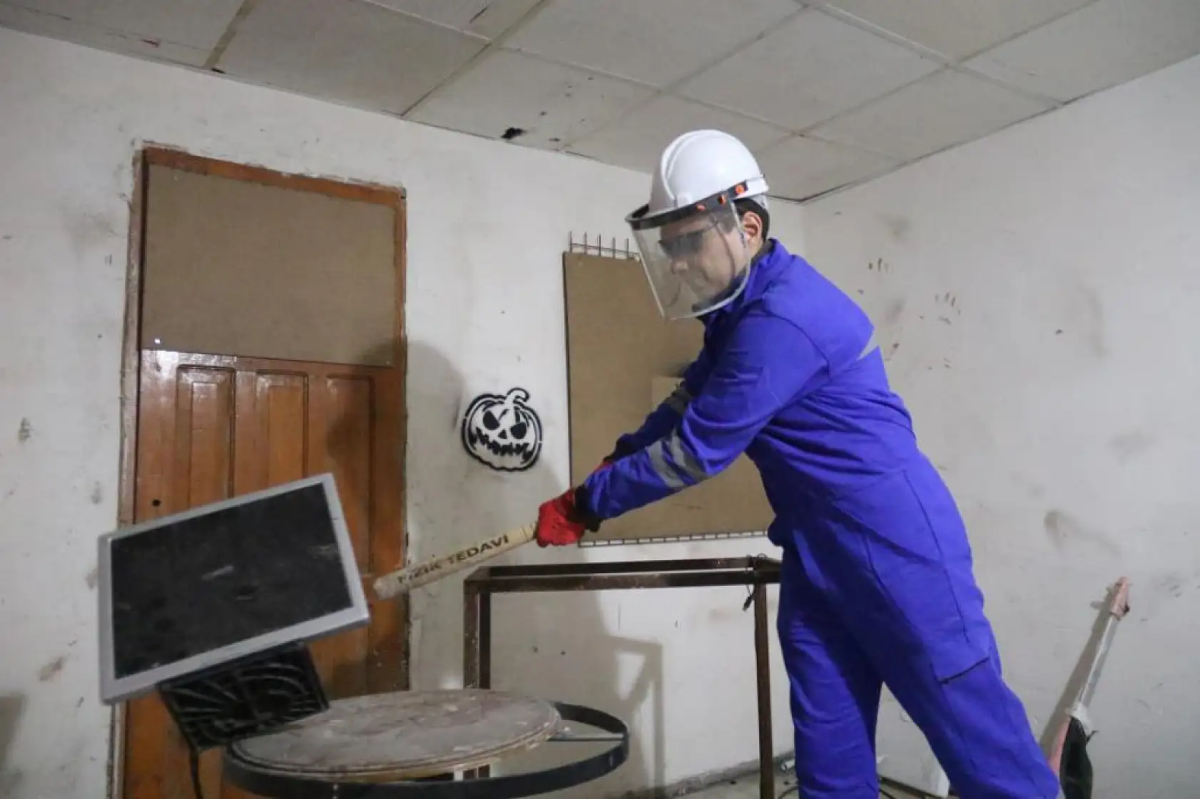 'Stres evi'ne girenler eşyaları kırıp rahatlıyor