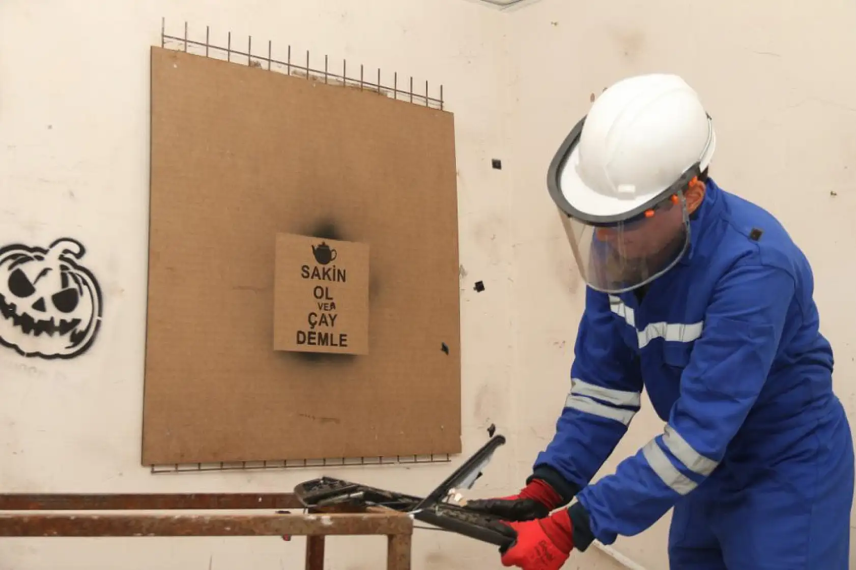 'Stres evi'ne girenler eşyaları kırıp rahatlıyor