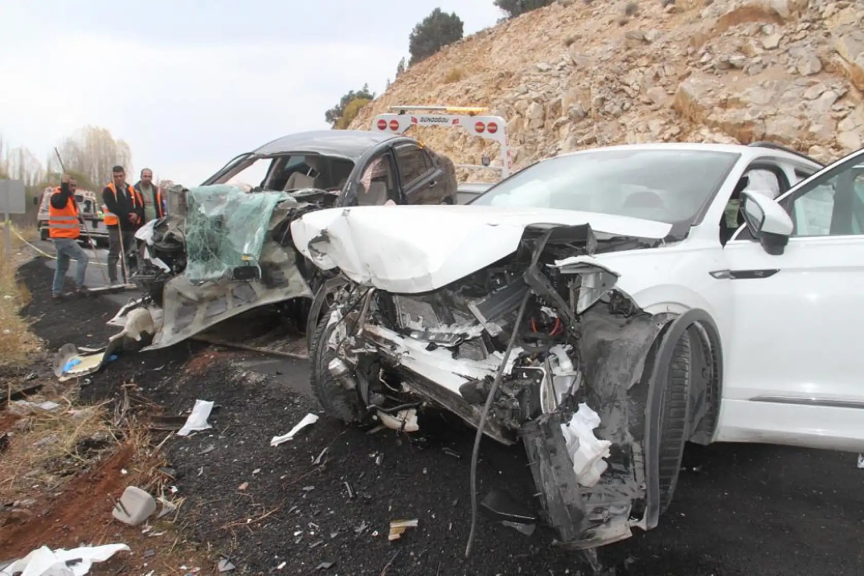 İki Otomobil Kafa Kafaya Çarpıştı: 1 Ölü, 3 Yaralı