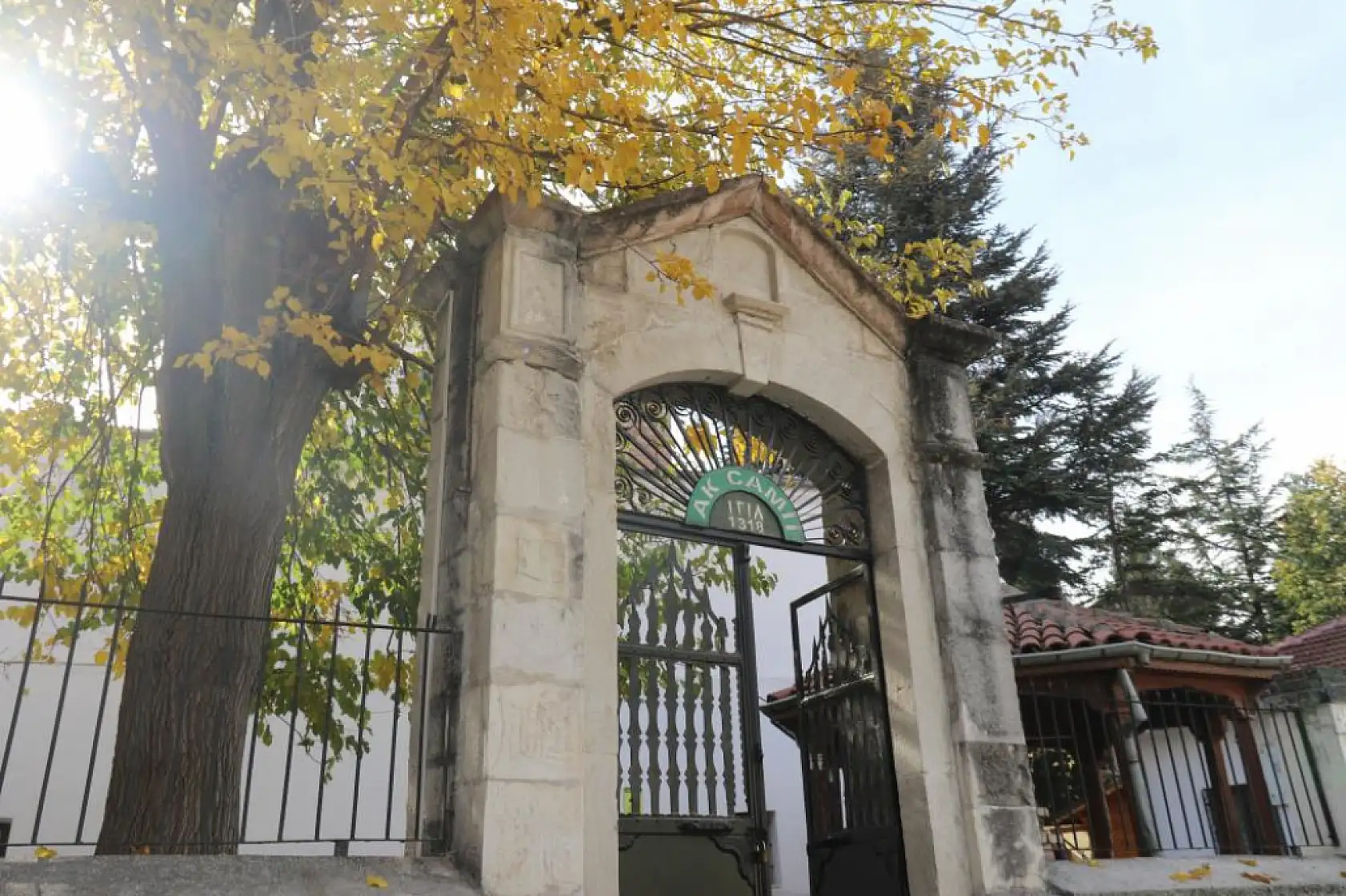 Hamam olarak yapılıp camiye dönüştürülen tarihi yapı 700 yıldır ayakta