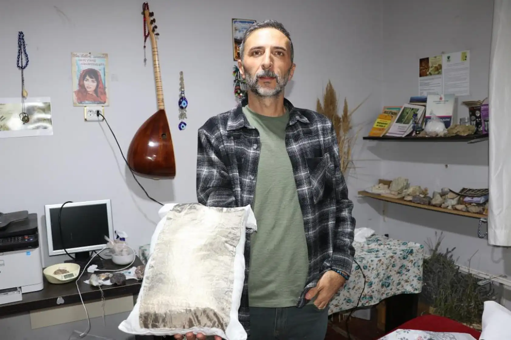 Uyku problemine karşı duyarsız kalamadı, doğal taşları ile radyasyon savar yastık geliştirdi