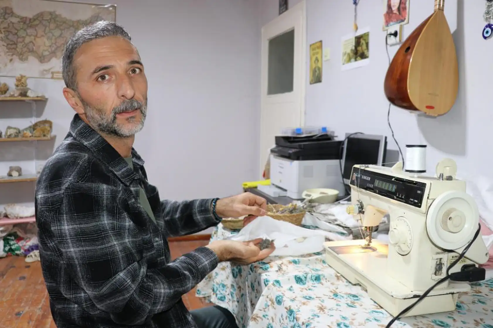 Uyku problemine karşı duyarsız kalamadı, doğal taşları ile radyasyon savar yastık geliştirdi