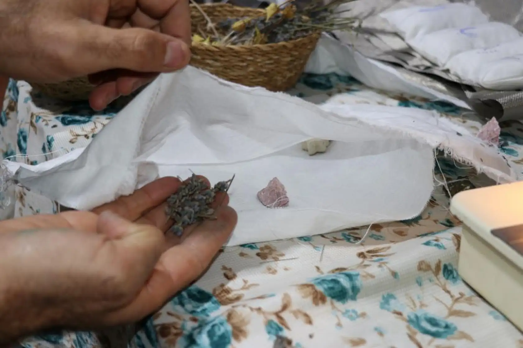 Uyku problemine karşı duyarsız kalamadı, doğal taşları ile radyasyon savar yastık geliştirdi