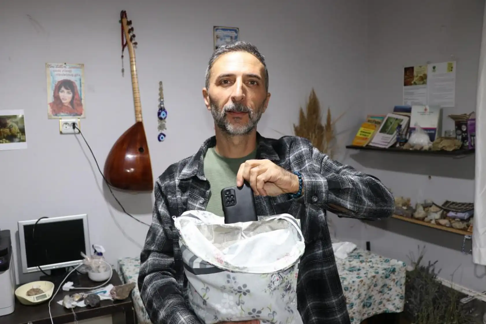 Uyku problemine karşı duyarsız kalamadı, doğal taşları ile radyasyon savar yastık geliştirdi