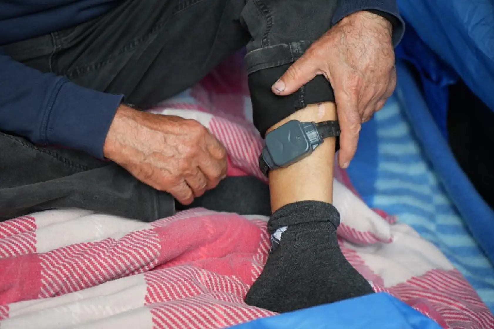 Evlendi, bıçaklandı, evinden oldu, kelepçelendi, sokakta kaldı 64 yaşındaki adamın çilesi bitmedi