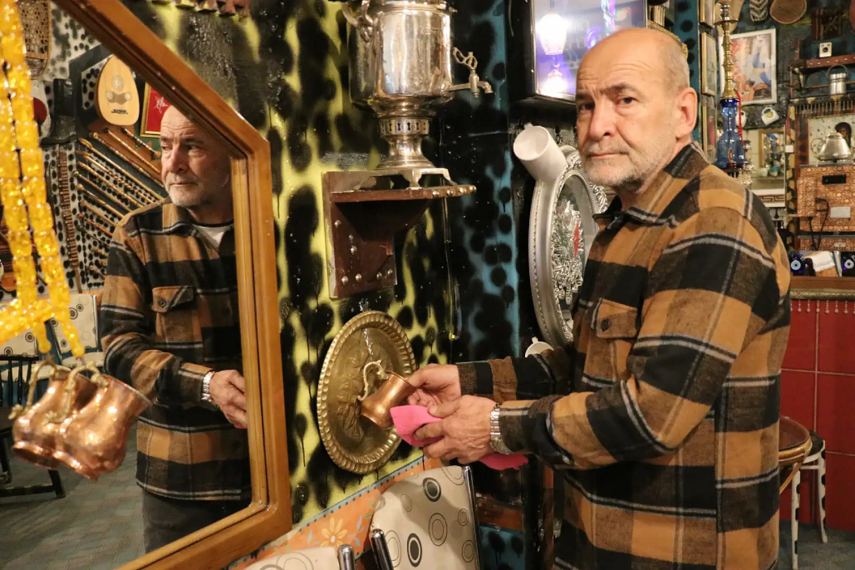 Hurdacıdan aldığı bir demlikle başladı, işletmesini antikalarla doldurdu