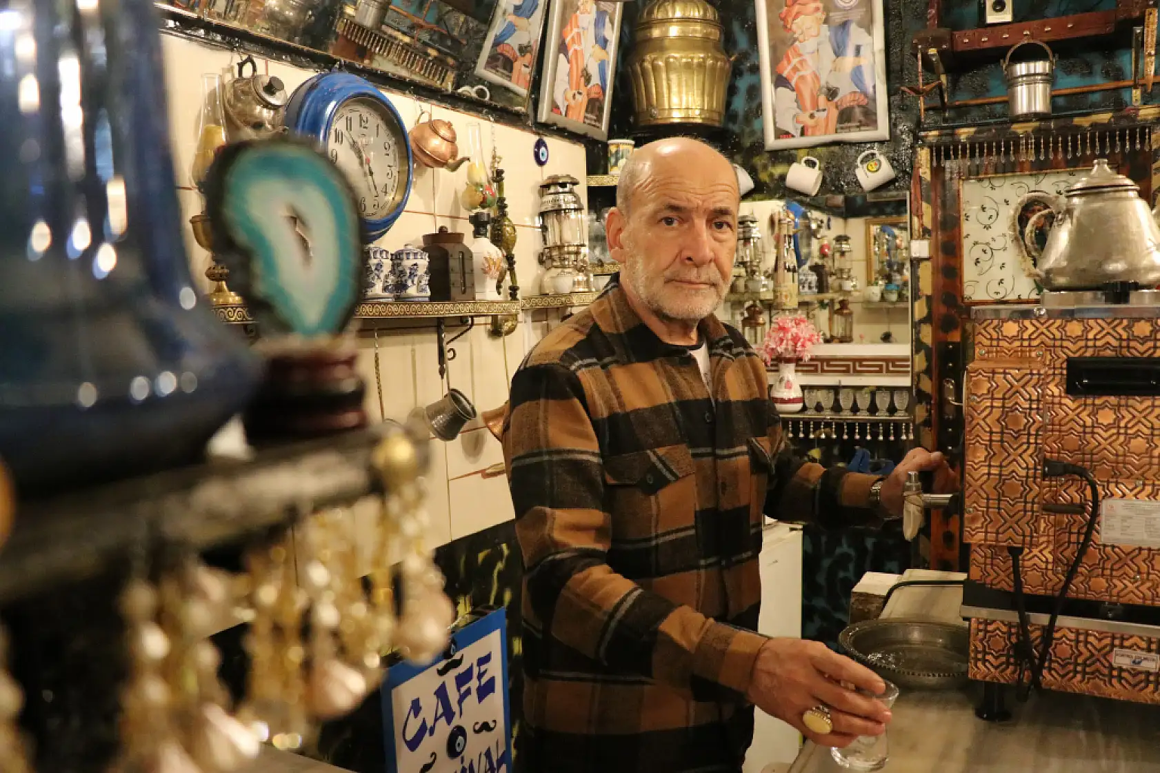 Hurdacıdan aldığı bir demlikle başladı, işletmesini antikalarla doldurdu