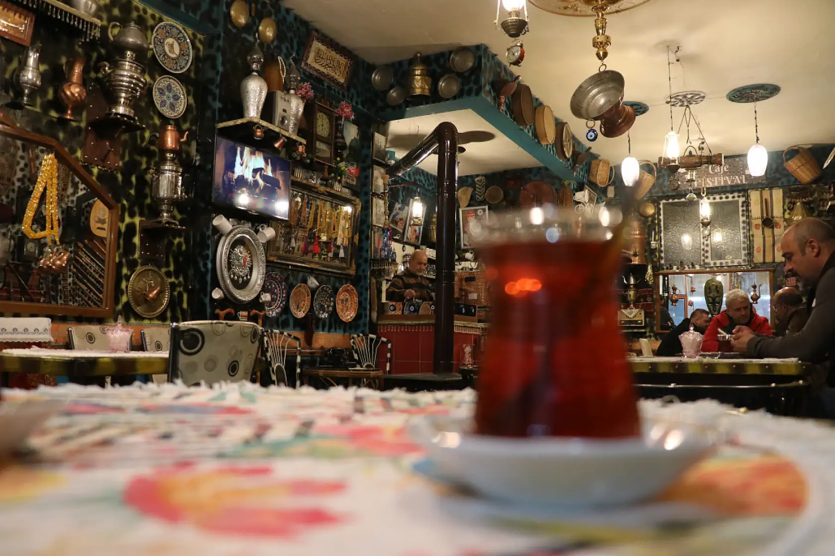 Hurdacıdan aldığı bir demlikle başladı, işletmesini antikalarla doldurdu