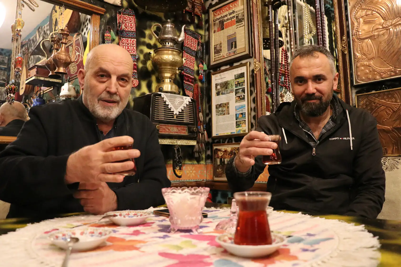 Hurdacıdan aldığı bir demlikle başladı, işletmesini antikalarla doldurdu