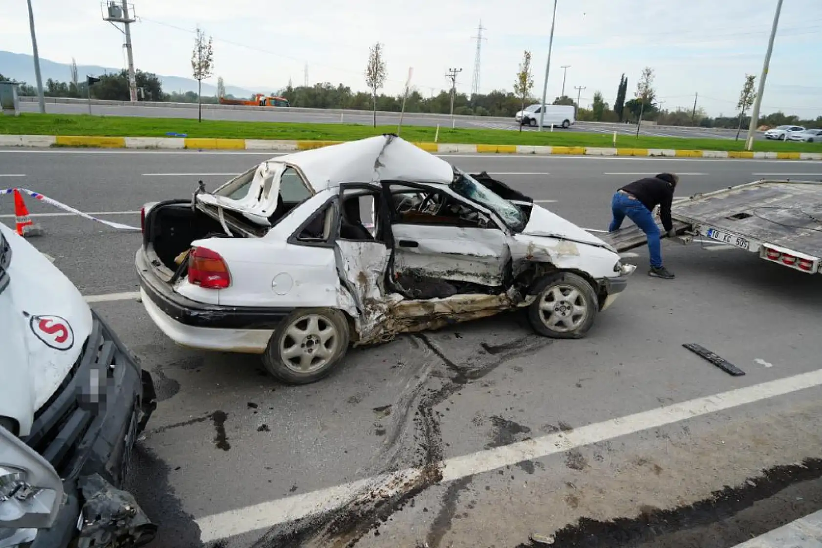 İşçi servisi ile otomobil çarpıştı: 1 ölü, 4 yaralı