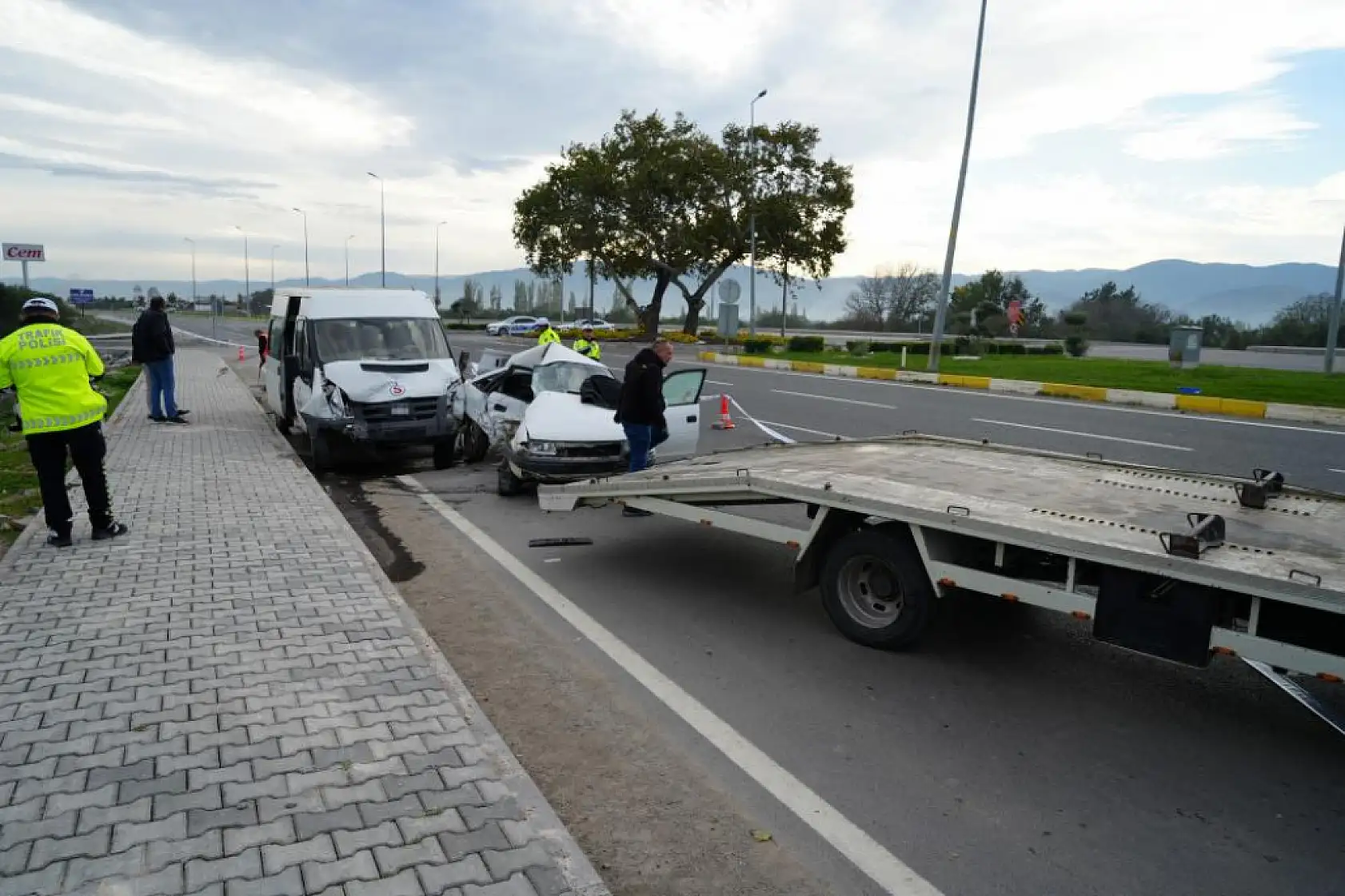 İşçi servisi ile otomobil çarpıştı: 1 ölü, 4 yaralı