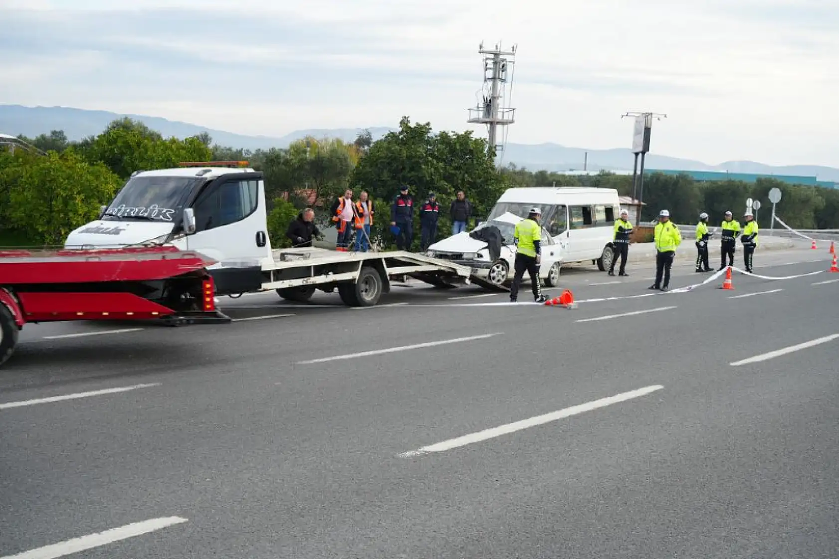 İşçi servisi ile otomobil çarpıştı: 1 ölü, 4 yaralı