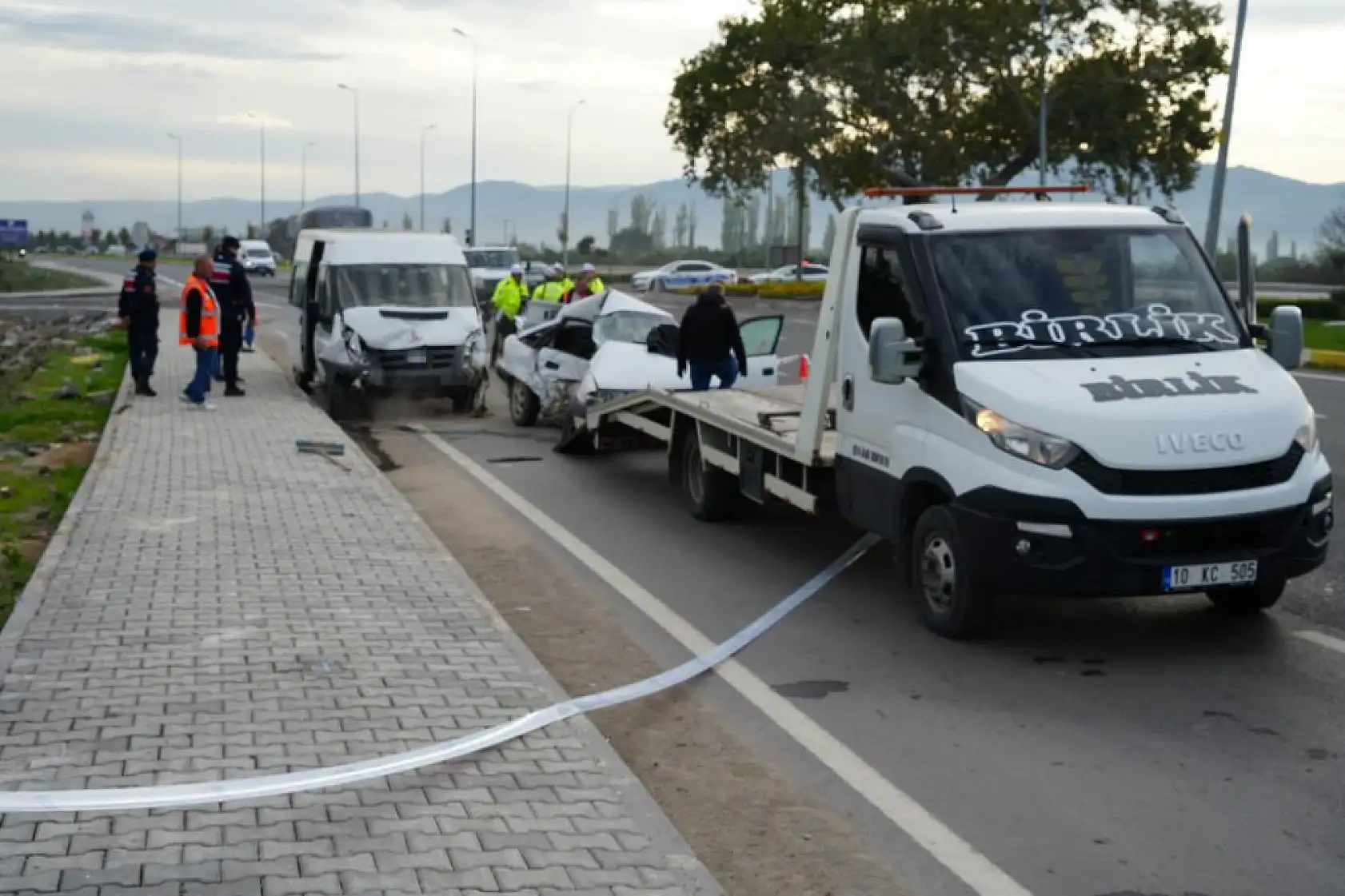 İşçi servisi ile otomobil çarpıştı: 1 ölü, 4 yaralı