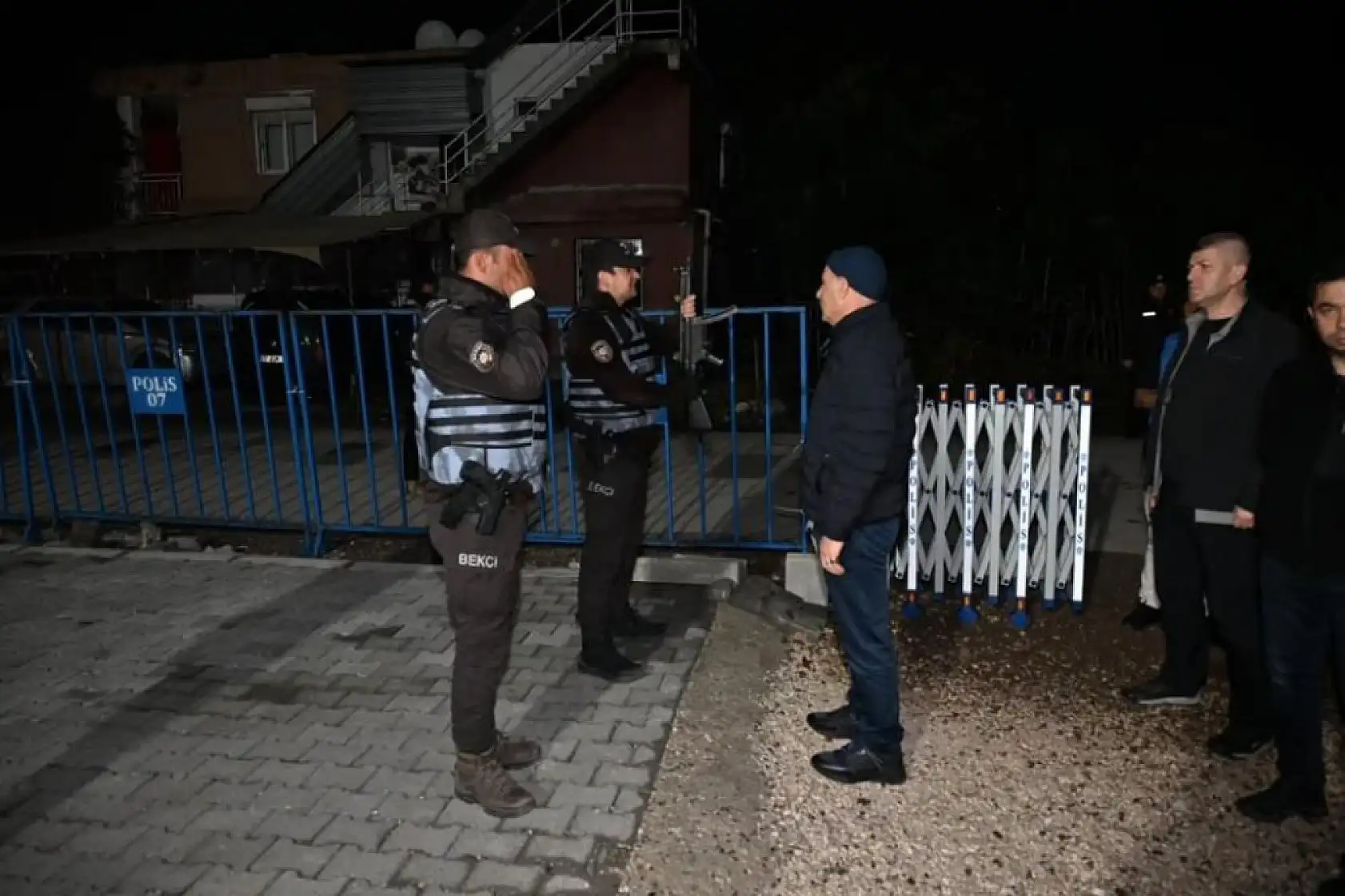 Bekçilerin 'Dur' ihtarına uymadı, denetim yapan il emniyet müdürüne yakalandı, ateş açılarak durduruldu