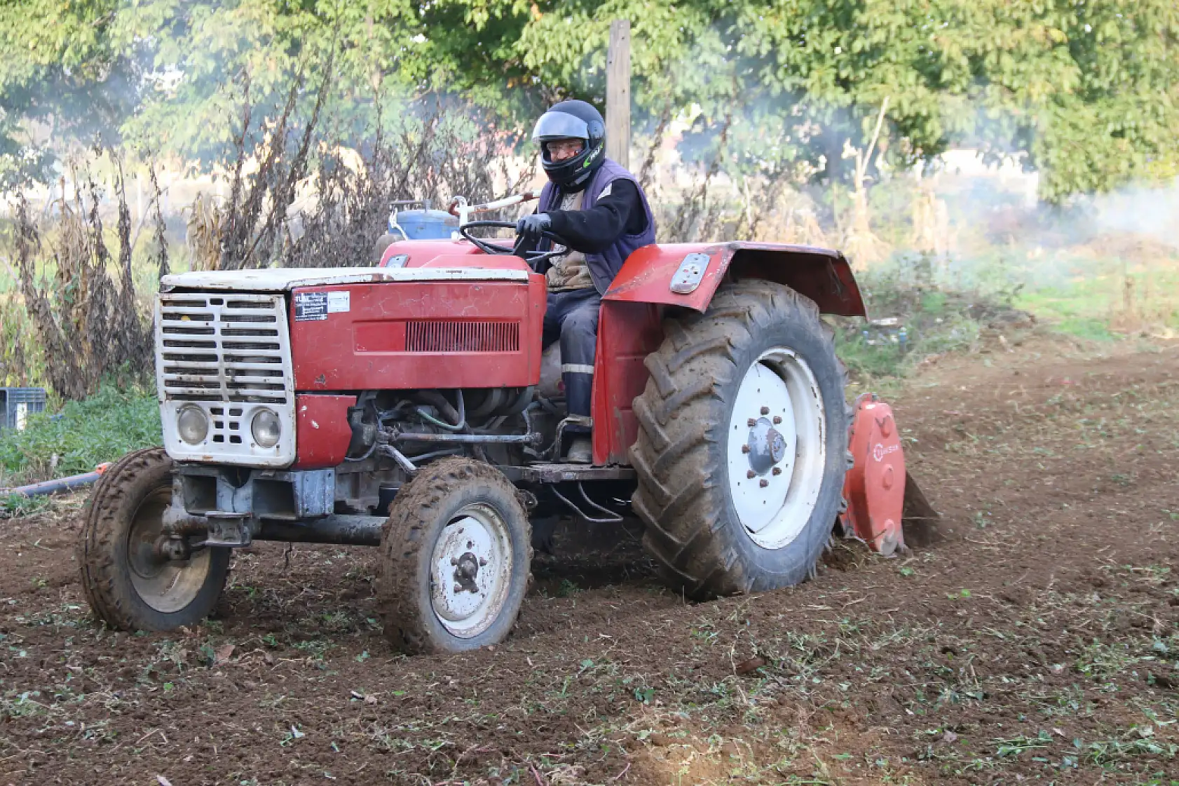 Yeni yönetmeliğe göre hazırlanıp tarlasını sürdü