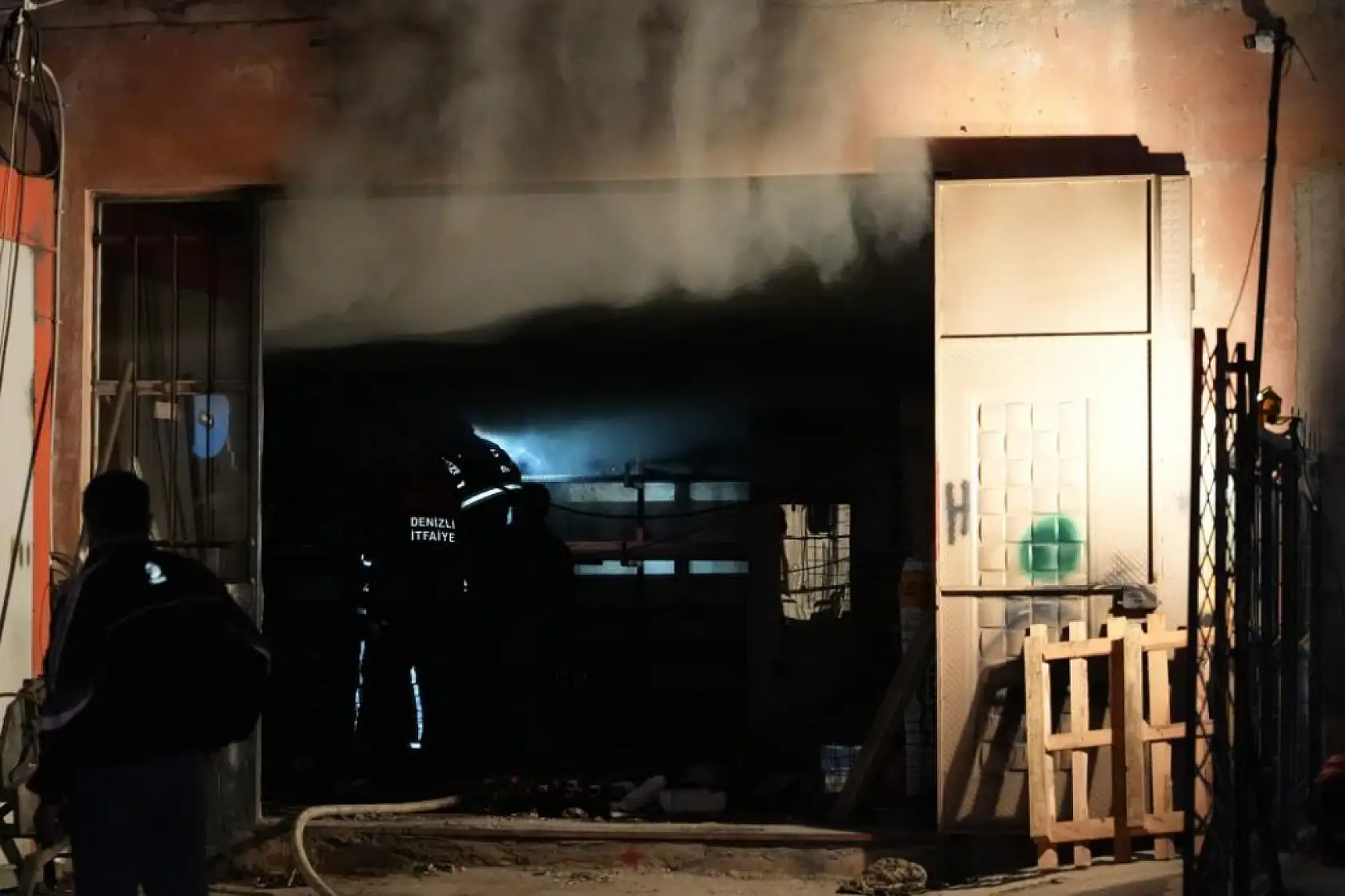 Fabrika yerleşkesinde çıkan yangında 6 işyeri zarar gördü