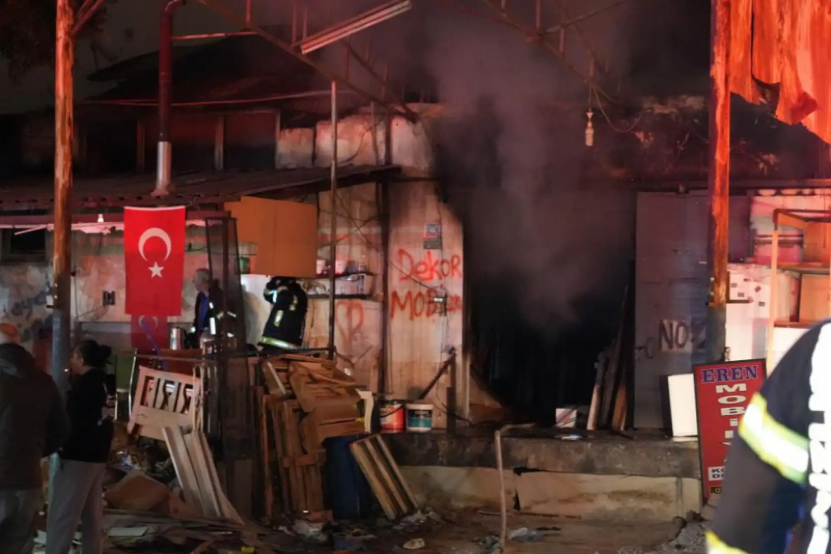 Fabrika yerleşkesinde çıkan yangında 6 işyeri zarar gördü