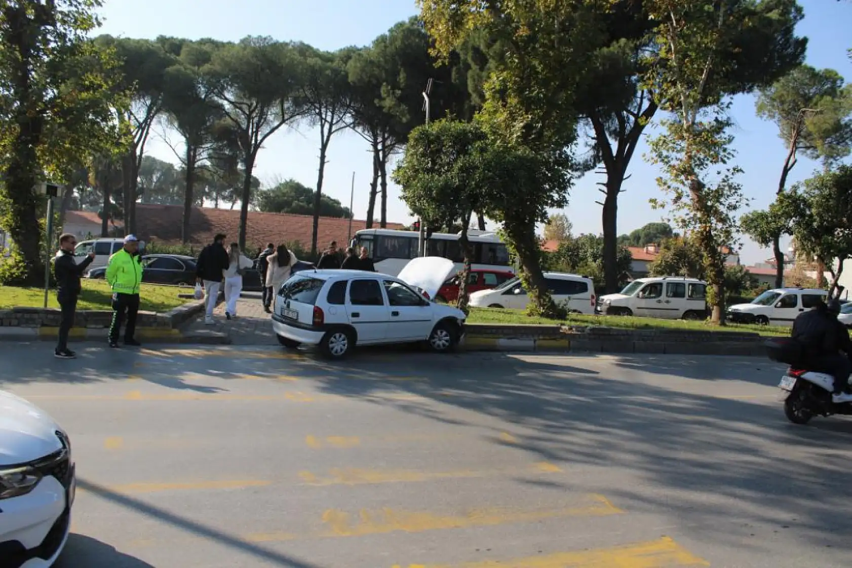 17 Yaşındaki Ehliyetsiz Sürücünün Kaza Yaptığı Olayda 2 Kişi Yaralandı