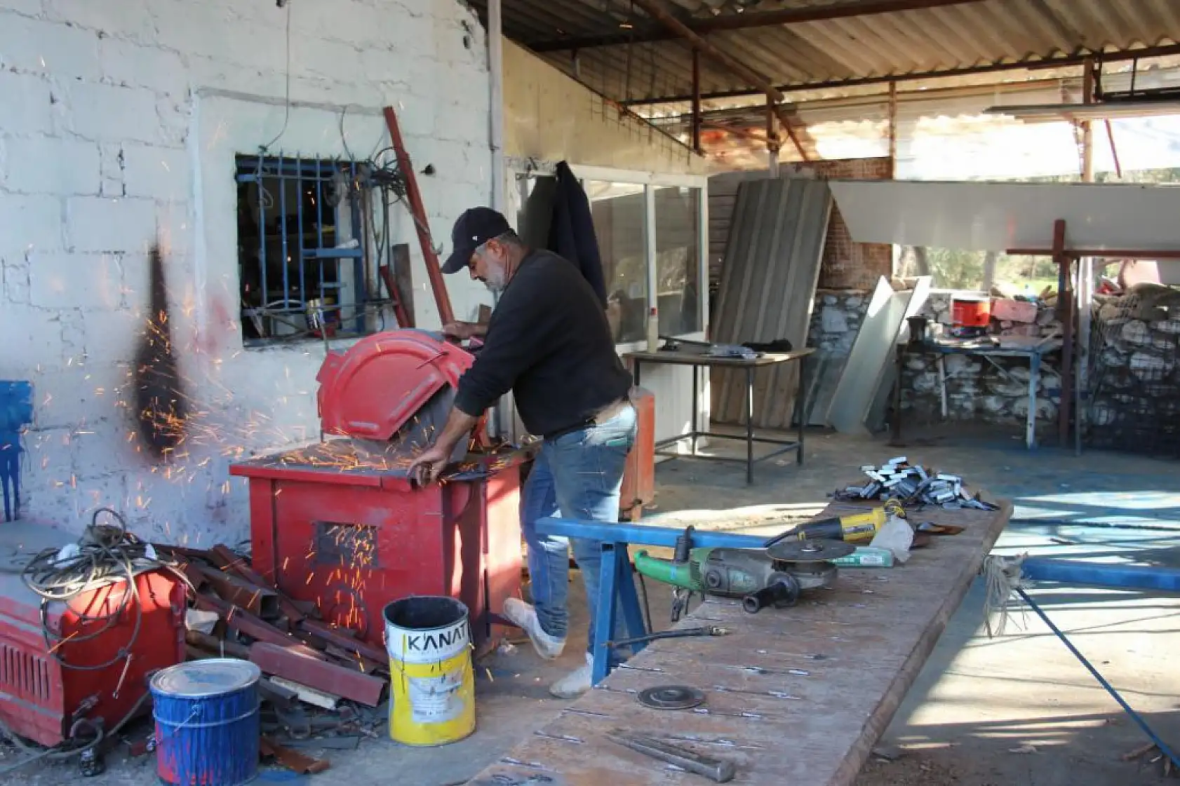 Bozulan tarım aletlerini tamir ederek, yeniden kullanıma sunuyor
