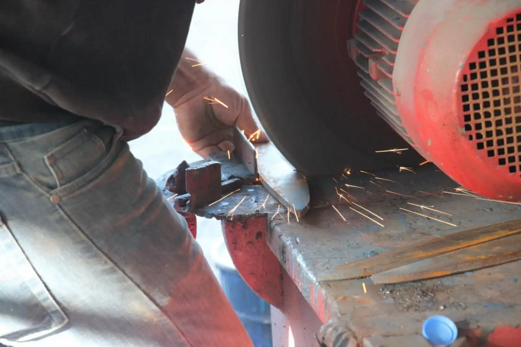 Bozulan tarım aletlerini tamir ederek, yeniden kullanıma sunuyor