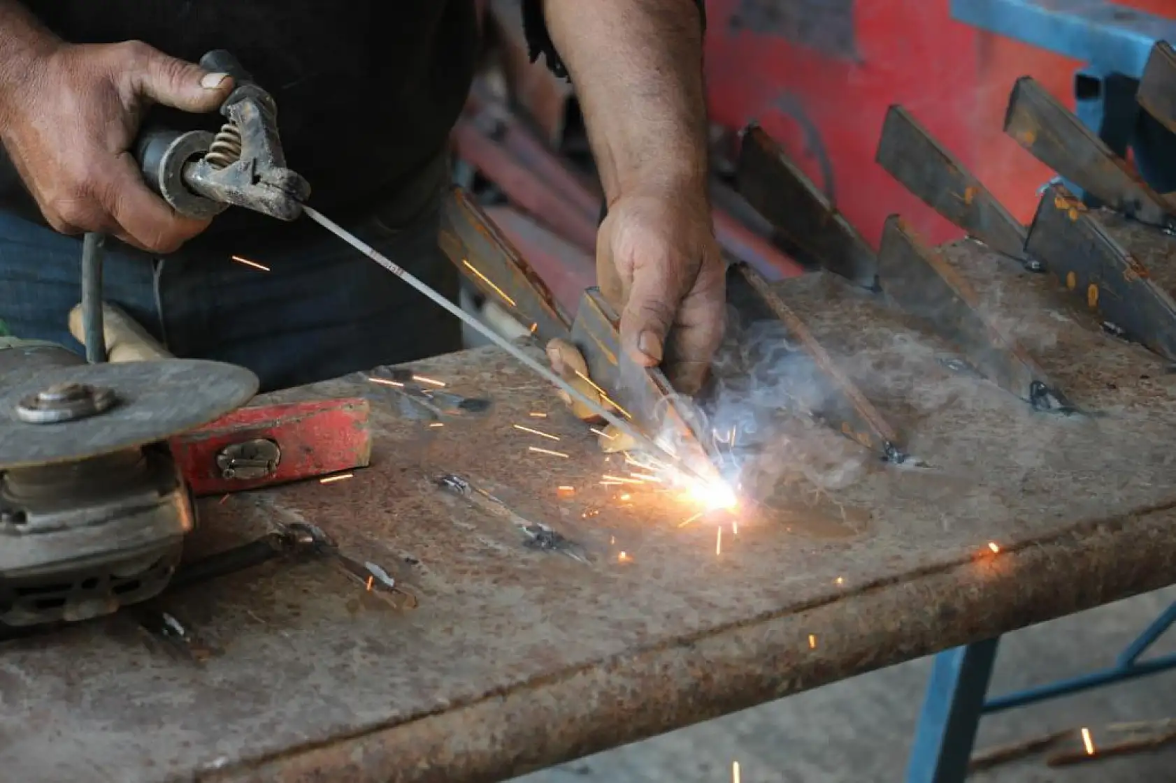 Bozulan tarım aletlerini tamir ederek, yeniden kullanıma sunuyor