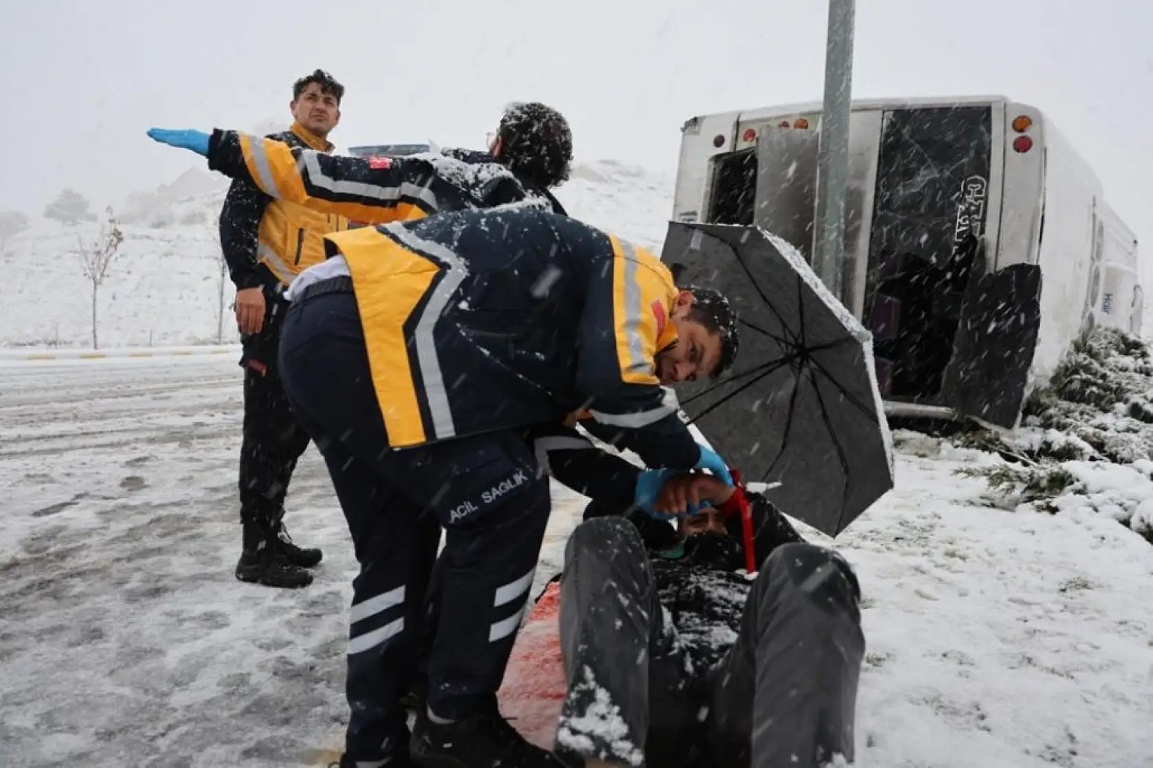 Kaza sonrası sağlık ekiplerini şemsiye ile yatarak bekledi